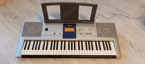   Yamaha PSR-E323 kiváló újszerű állapotban eladó.  Szobában párszor használt megkímélt hangszer.  T