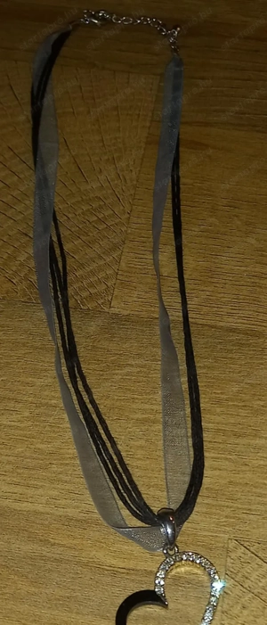 Fekete-fehér szaténszalagos , strasszköves szív medálos nyaklánc eladó - kép 7