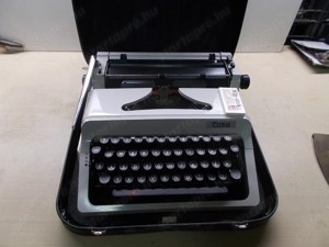 Erika irógép hordtáskájában szép újszerű állapotban