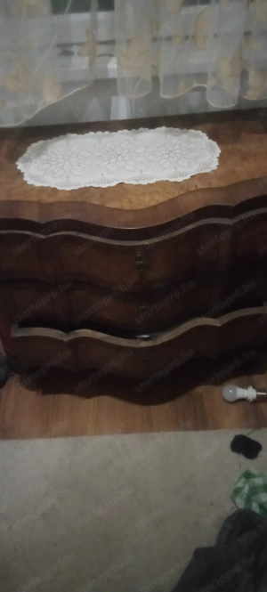 historikus stílusú komőd