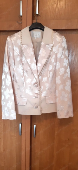 Elegáns, selyem  női kosztüm 38-as méretben eladó.