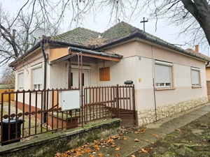 Kunbaja, tágas családi otthon nagy telekkel eladó!