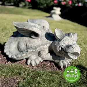 Kis alvó sárkány szobor