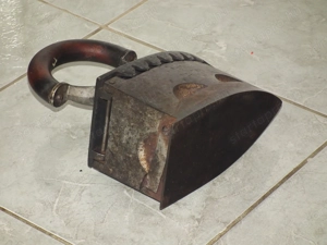 Szép régi parazsas szenes vasaló nr.1 - kép 10