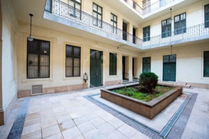 Operánál, igényes, gépesített, berendezett tehermentes lakás eladó!