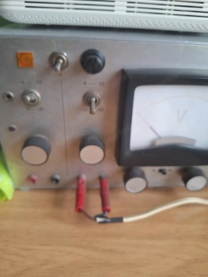 Eladó  képen egy analóg egyenáramú tápegység  - kép 2