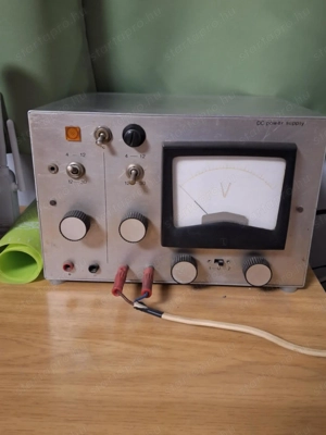 Eladó  képen egy analóg egyenáramú tápegység 
