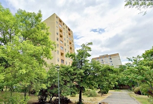 Pillangó parkban csendes, világos, emeleti, tehermentes lakás eladó!