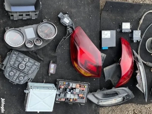 Opel Astra J 1.7 ködlámpa abs elektronikák fűtés ventilátor stb biztosíték doboz elkelt középső konz - kép 2