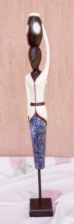 Vízhordó lányok. Bennszülött, törzsi szobor sorozat Indonéziából. Eredeti kézműves munka.