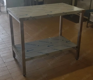 Rozsdamentes asztal alsó polccal, lapraszerelt, 1400x600x850mm - kép 2