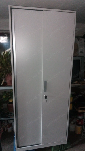 Zárható fémpolcos minőségi kétajtós szekrény 