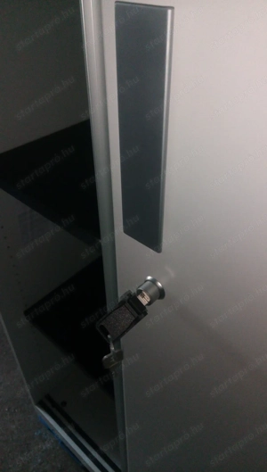 Zárható fémpolcos minőségi kétajtós szekrény  - kép 3