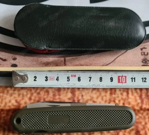 Victorinox svájci multifunkcionális zsebkés, tokkal együtt.