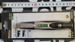 Ledes csavarozó vízmértékkel. 