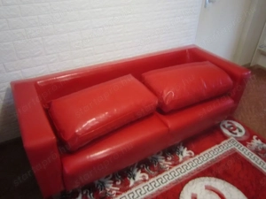 Újszerű Háromszemélyes piros szép fényes műbőr MG ECO BŐR kanapé Valery III * Hódmezővásárhelyen - kép 3