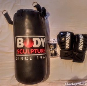 Eladó Boxszett..Boxzsák(65 cm hosszú,96 cm átmérőjű),két venom kesztyú és hozzá két bandázs szallag.