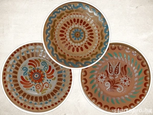 Együttes áron eladó három máztalan, kézzel festett falitányér