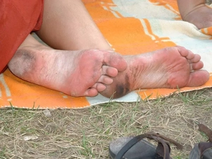 Izzadt női lábakat kényeztetnék