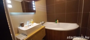 Kőérberek-Tóvárosban kertkapcsolatos igényes lakás eladó! - kép 11