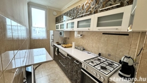 Petőfi utcán 42 nm-es 2 szobás 2024-ben, felújított, azonnal költözhető lakás bútorozva elladó