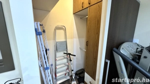 Petőfi utcán 42 nm-es 2 szobás 2024-ben, felújított, azonnal költözhető lakás bútorozva elladó - kép 13