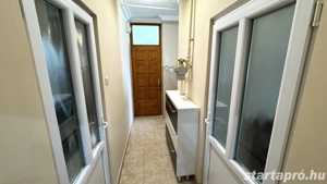 Petőfi utcán 42 nm-es 2 szobás 2024-ben, felújított, azonnal költözhető lakás bútorozva elladó - kép 14