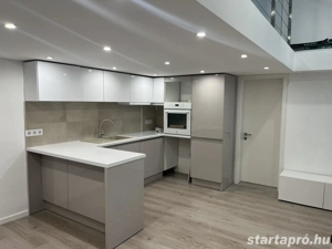 Két lakássá alakított nagypolgári otthon a belváros szívében