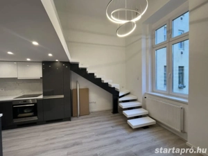 Két lakássá alakított nagypolgári otthon a belváros szívében - kép 7