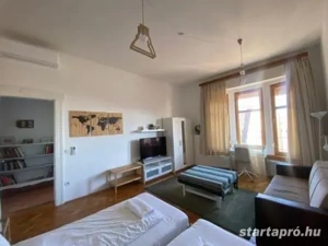 Kiadó panorámás, világos, 2 szobás lakás a VI. kerületben, legfelső emeleten - kép 2