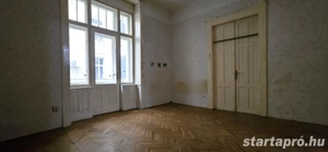 Eladó csendes, erkélyes lakás a VI. kerületben   felújítandó, egyedi lehetőségekkel