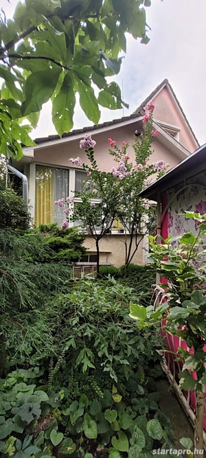 Gyönyörű kert közepén családi ház eladó - kép 2