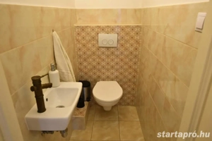 Kiadó világos, tágas luxuslakás a palotanegyed szívében 139 nm, 3 hálószobával! - kép 14