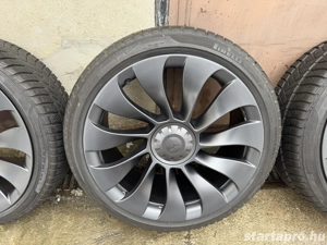 Tesla Model Y Performance 21" Überturbine téli garnitúra újszerű állapotban - kép 4