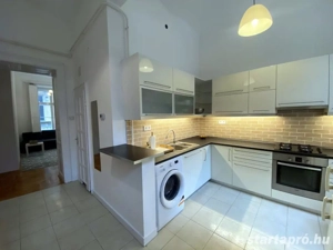 Felújított 2+1 szobás lakás eladó a Klauzál téren   a buli negyed szívében - kép 2