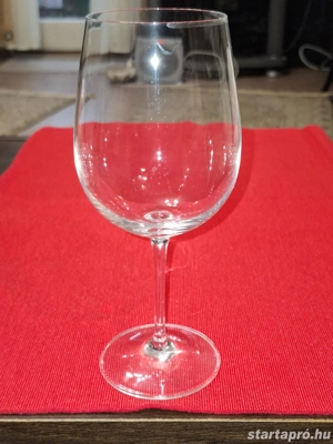 Üveg, fújt, karcsú szárú, 80-80-210 mm méretű boros pohár, eladó