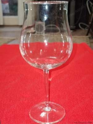 Üveg, fújt, öblös tulipán 75-80-220 mm méretű boros pohár, eladó