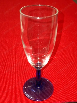 Üveg, fújt, kék talpas és kék tömzsi szárú, 60-52-155 mm méretű pezsgős pohár, eladó