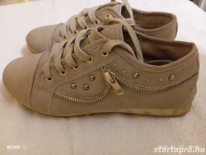 Eladó női 38-as utcai cipő jó állapotban 