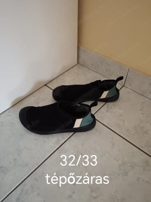 Gyerek lány 1 nike papucs 31, 1 úszócipő 32-33, 2 zöld papucs 22-24, 23-25, 1 szandál, 1 arany 28-29 - kép 5
