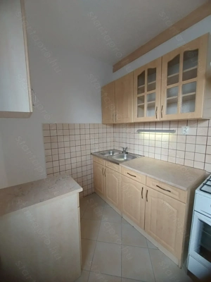 Csendes emeleti lakás, kiváló elhelyezkedéssel Győrben! Marcalváros I. - kép 3