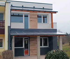 Eladó Nagyoroszi kertvárosias részén, belső kétszintes ikerház.  