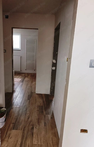 Eladó Nagyoroszi kertvárosias részén, belső kétszintes ikerház.   - kép 7