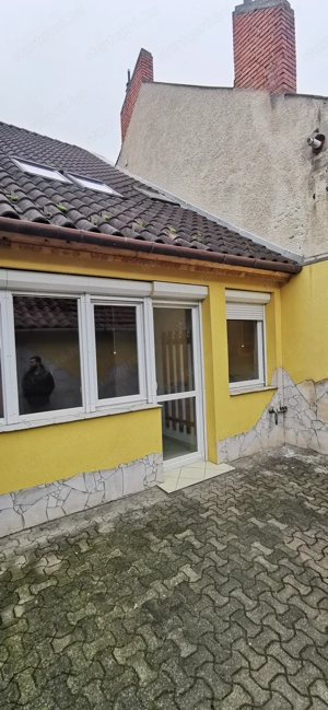 Kiadó Ács központjában 2 szoba -nappalis lakás+garázs - kép 5