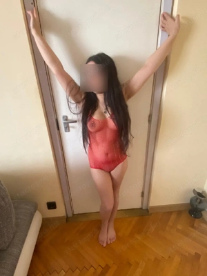 Vadonatúj lány a városban  - kép 2