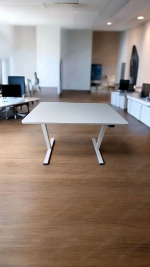 Elektromos állítható asztal. Több fele Szelesseg: 100 - 160cm között.
