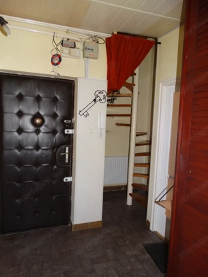 Eladó 105 m2-es, belső kétszintes társasházi téglaépítésű lakás Vácon a Cházár András utcában.   - kép 2