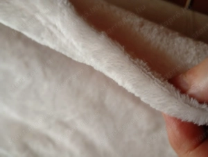 Két db krémszínű puha pléd