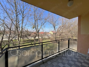 Csorna - központ közeli, nagy erkélyes lakás eladó - kép 2