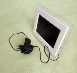 Kedvenc képeit sorozatban vetítő digitális fotókeret - kép 3